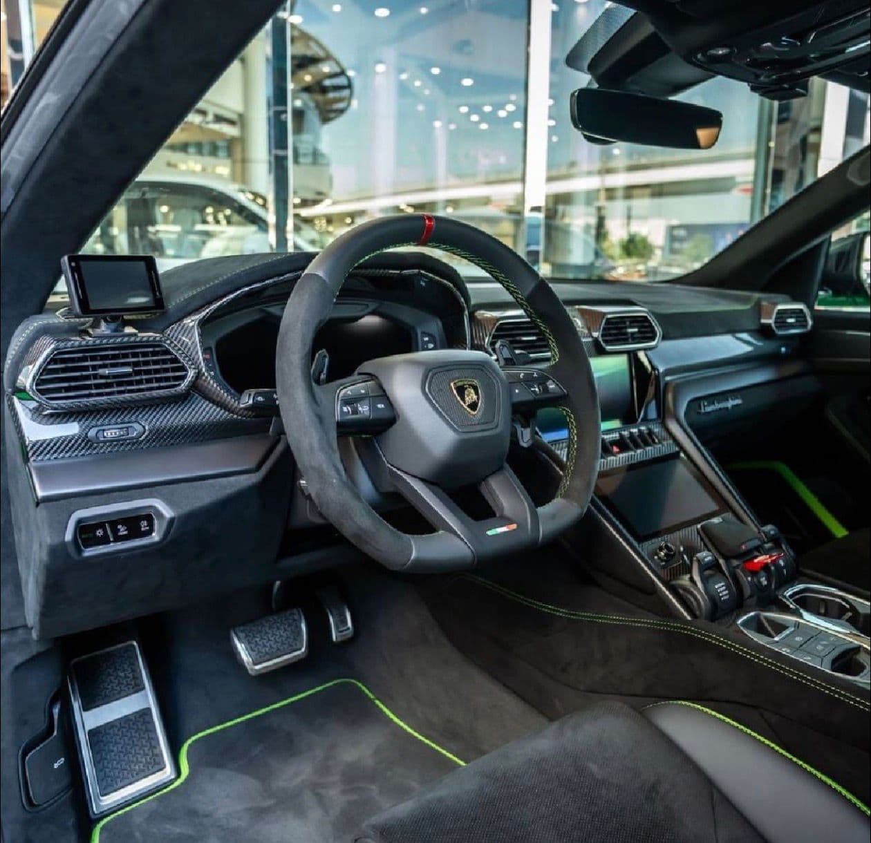 Lamborghini Urus Green 2024 gallery image 1