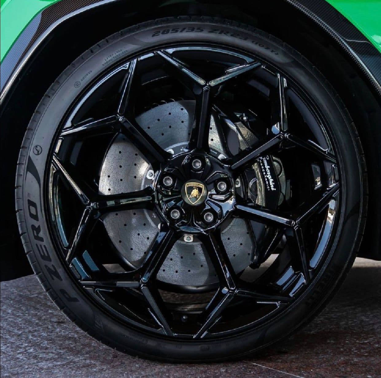 Lamborghini Urus Green 2024 gallery image 3